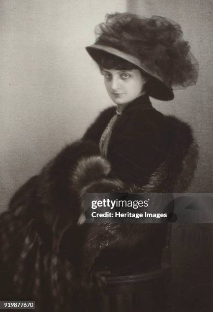 Portrait of Anna-Elisabeth, Comtesse Mathieu de Noailles . Private Collection.Fine Art Images/Heritage Images/Getty Images)