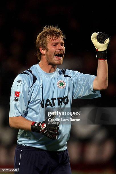 Goalkeeper Soeren Pirson of Oberhausen celebrates during the Second Bundesliga match between Rot-Weiss Oberhausen and FC St. Pauli at the Stadion...