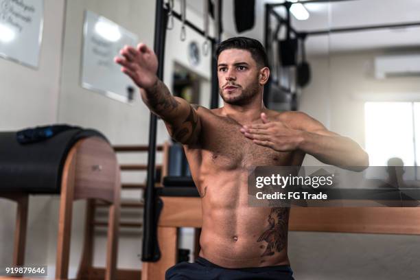 athlète, faire des exercices - macho photos et images de collection