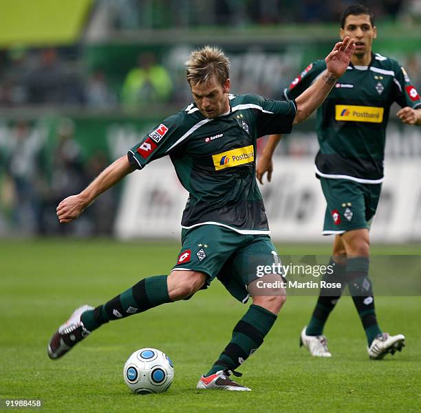 Thorben Marx of Gladbach shoots at goal during the Bundesliga match between VfL Wolfsburg and Borussia M'gladbach at the Volkswagen Arena on October...