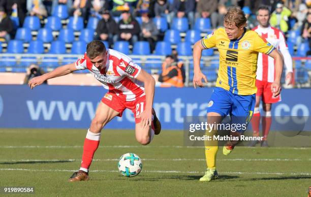 Grischa Proemel of 1.FC Union Berlin and Jan Hochscheidt of Eintracht Braunschweig during the second Bundesliga match between Eintracht Braunschweig...