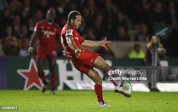 Frederic Michalak of Toulouse punts the ball during the Heineken Cup match between Harlequins and Toulouse at The Stoop on October 17, 2009 in...