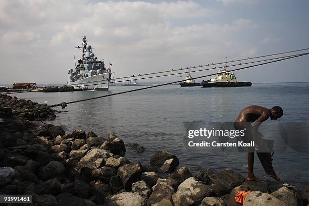 Dock worker washes off the german frigate Karlsruhe in the Port of Djibouti on December 15, 2008 in Djibouti. The warship F212 of the German Navy...