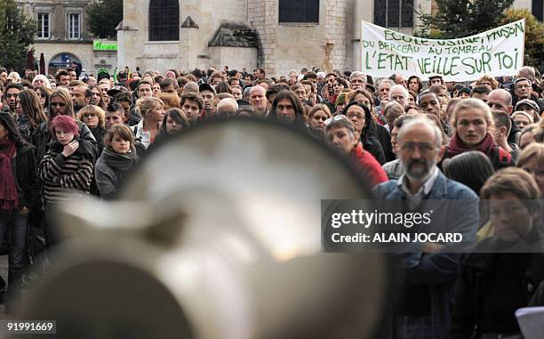 Des personnes participent à une manifestation "contre la répression" des mouvements sociaux, le 19 octobre 2009 à Poitiers, un peu plus d'une semaine...