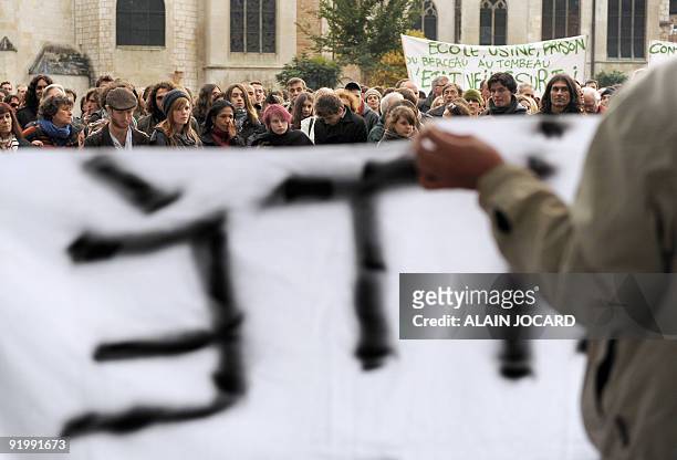 Des personnes participent à une manifestation "contre la répression" des mouvements sociaux, le 19 octobre 2009 à Poitiers, un peu plus d'une semaine...