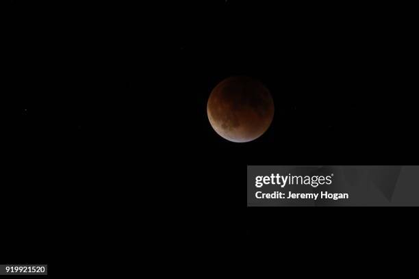 super moon total lunar eclipse seen in bloomington, indina - total eclipse stock pictures, royalty-free photos & images