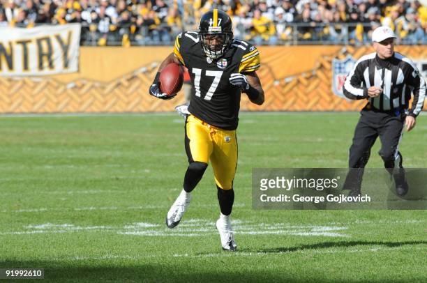 Wide receiver Mike Wallace of the Pittsburgh Steelers gains 21 yards on a reverse during a game against the Cleveland Browns at Heinz Field on...