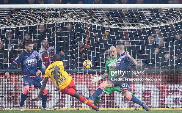 Player of Benevento Calcio Cheick Diabatè scores the 3-2 goal during the serie A match between Benevento Calcio and FC Crotone at Stadio Ciro...