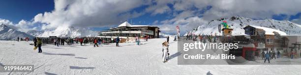 skiers on slope, ischgl ski resort, tyrol, austria - イシュグル ストックフォトと画像