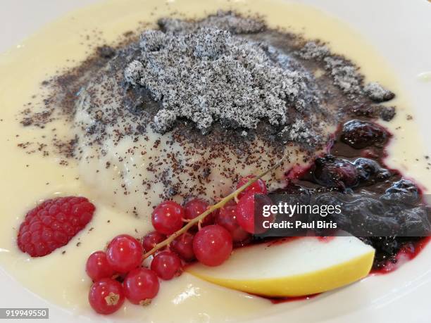 austrian germknodel, one of austrias favourite dumplings - poppy seed - fotografias e filmes do acervo