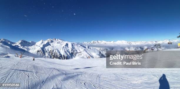view over the skiing area serfaus fiss ladis, tyrol,  austria - pista de esqui - fotografias e filmes do acervo