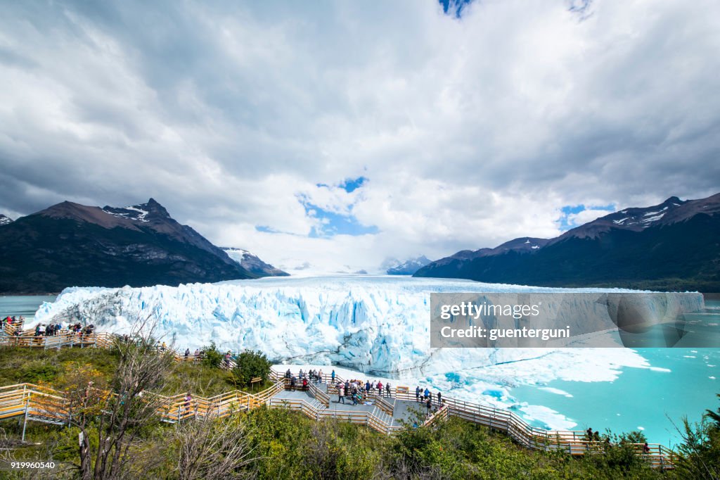 Touristen besuchen Perito-Moreno-Gletscher in Patagonien, Argentinien