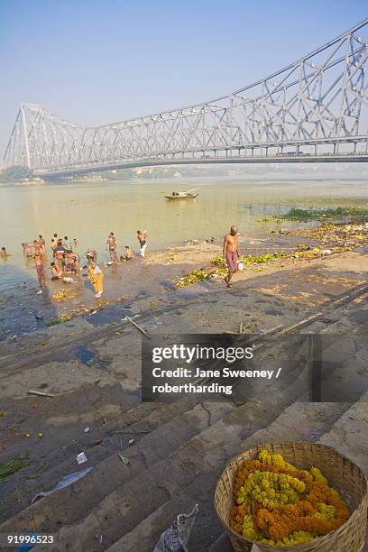 people bathing in hooghly river, ghat near hooghly bridge, kolkata (calcutta), west bengal, india, asia - hooghly river stock pictures, royalty-free photos & images