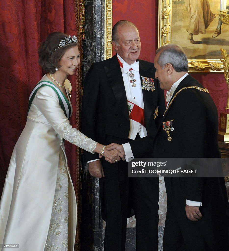 Spain's Queen Sofia (L) and King Juan Ca