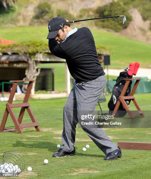 Actor Jeremy Piven warms up for the Maybach Golf Cup at Riviera Country Club on October 19, 2009 in Pacific Palisades, California.