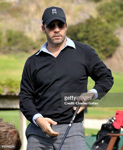 Actor Jeremy Piven warms up for the Maybach Golf Cup at Riviera Country Club on October 19, 2009 in Pacific Palisades, California.