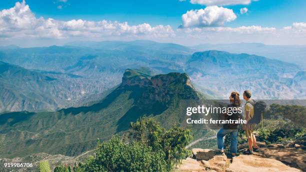 backpackers wandelen sierra gorda in mexico - uitkijktoren stockfoto's en -beelden