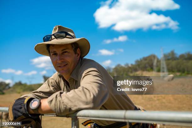 porträt von reifen bauer am bio-bauernhof - australian farmers stock-fotos und bilder