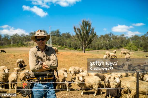 有機農場の成熟した農夫の肖像 - farmer australia ストックフォトと画像