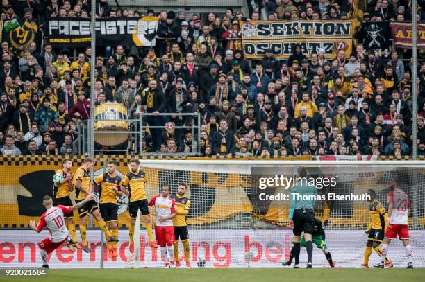 Marvin Knoll of Regensburg shots a free kick during the Second Bundesliga match between SG Dynamo Dresden and SSV Jahn Regensburg at DDV-Stadion on...