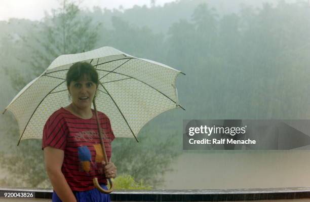 90 年代。重いモンスーン雨。キャンディ (スリランカ)。 - 1990年 ストックフォトと画像