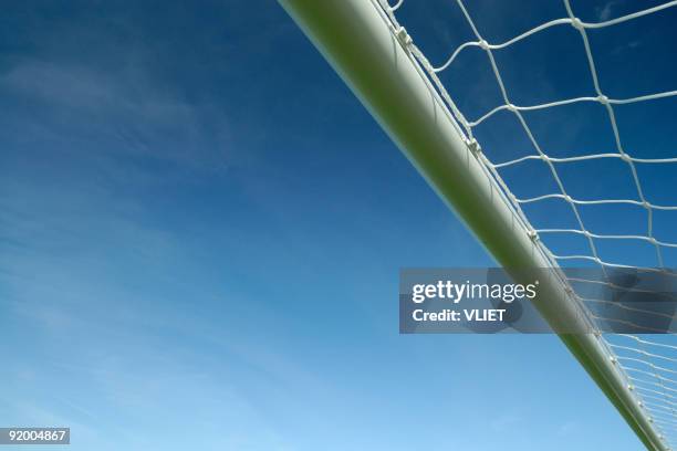 fußball ziel latte mit blauem himmel - soccer goal stock-fotos und bilder