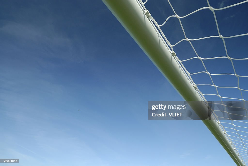 Gol de fútbol cruzada con cielo azul