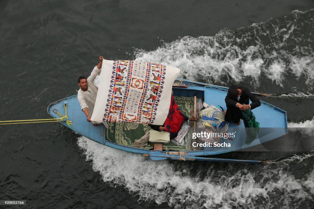 Leveranciers op kleine boot goodg te verkopen aan toeristen op cruis boot op de rivier Nijl, Egypte