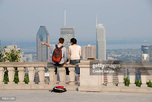 turistas en montreal - montreal fotografías e imágenes de stock