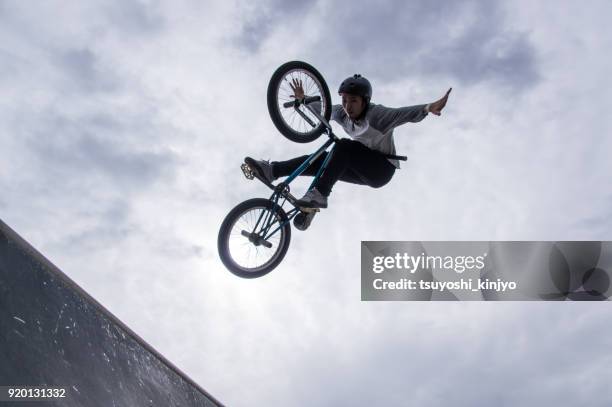 bmx-fahrer, japan, okinawa - stunt performer stock-fotos und bilder