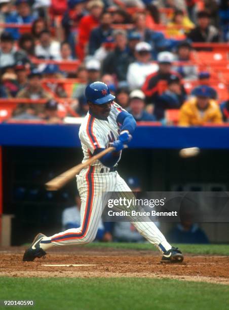 Willie Randolph of the New York Mets swings at the pitch during an MLB game against the Los Angeles Dodgers on May 10, 1992 at Shea Stadium in...