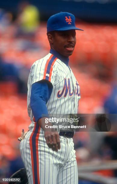 Willie Randolph of the New York Mets warms-up prior to an MLB game against the Los Angeles Dodgers on May 10, 1992 at Shea Stadium in Flushing, New...