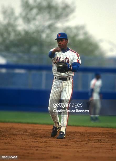 Willie Randolph of the New York Mets throws to first base during an MLB game against the Los Angeles Dodgers on May 10, 1992 at Shea Stadium in...