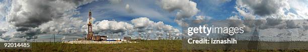 torre perforadora panorama - plataforma para la exploración de petróleo fotografías e imágenes de stock