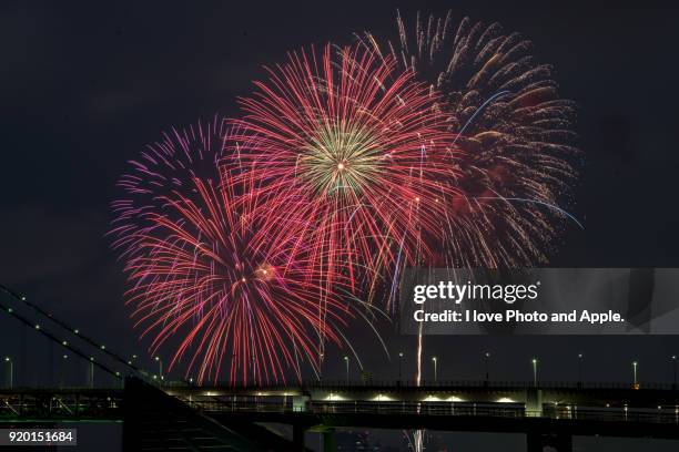 fireworks festival on tokyo bay - 東京湾 ストックフォトと画像