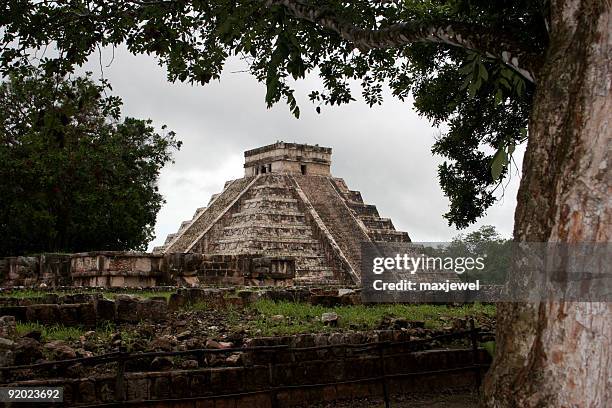 discovering the mayan pyramid at chichen itza, mexico - mayan temple stock pictures, royalty-free photos & images