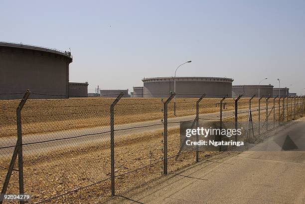 exploração de petróleo bruto tank - side lines imagens e fotografias de stock