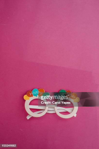 happy birthday googles in pink background - photo booth vintage photos et images de collection
