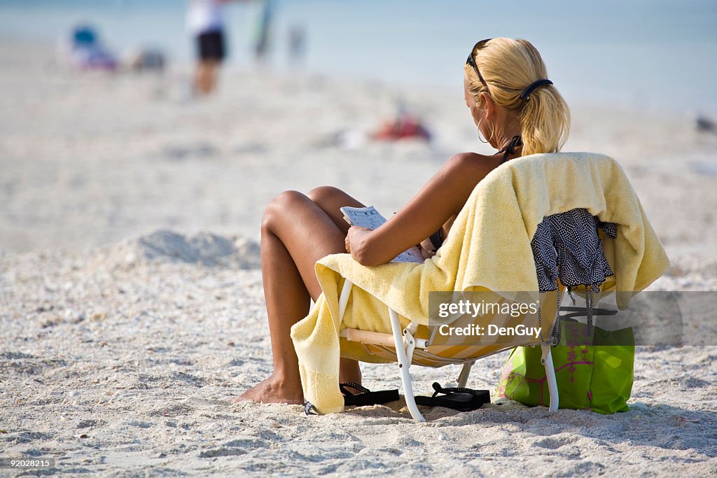 Femme se détend à la plage faire Puzzle