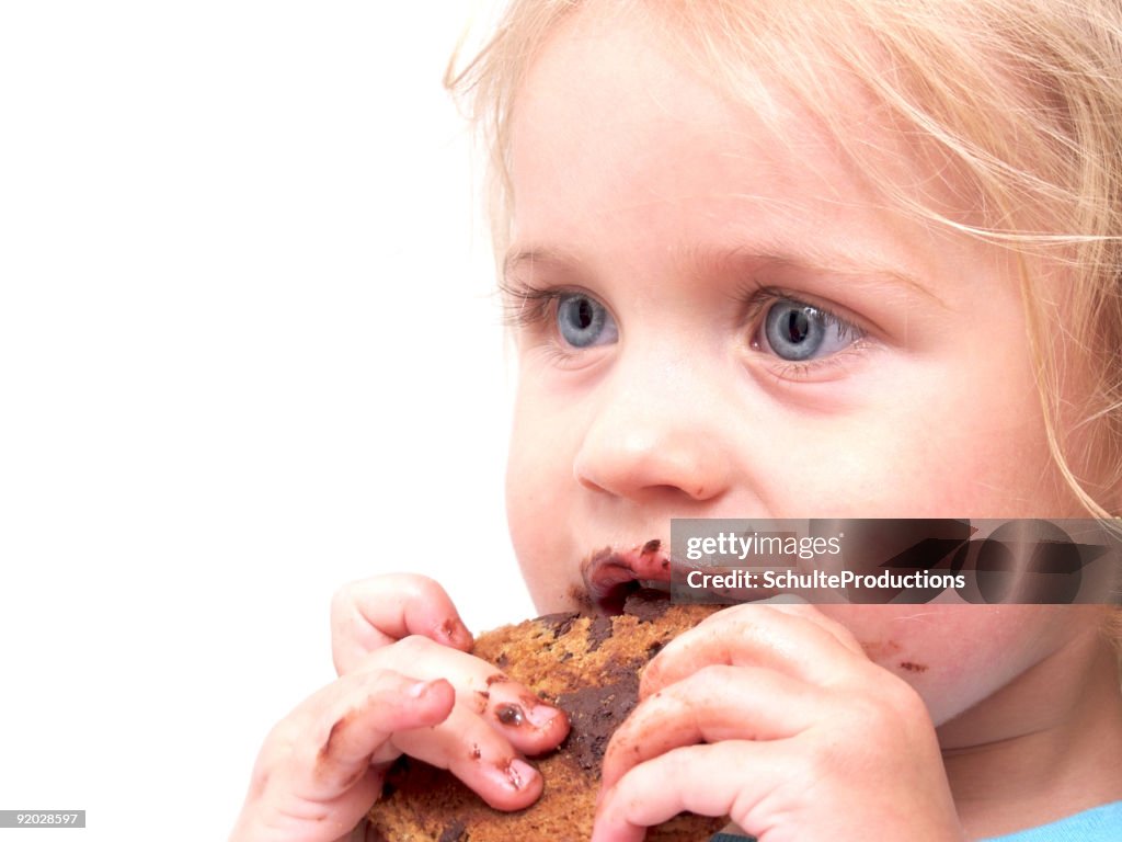 Fille mangeant un Cookie