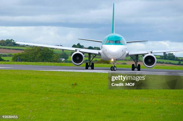 airplane preparing for take off - mof stock pictures, royalty-free photos & images