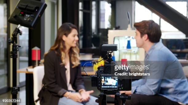 verslaggever interviewen in een 3d-drukkerij - television studio stockfoto's en -beelden