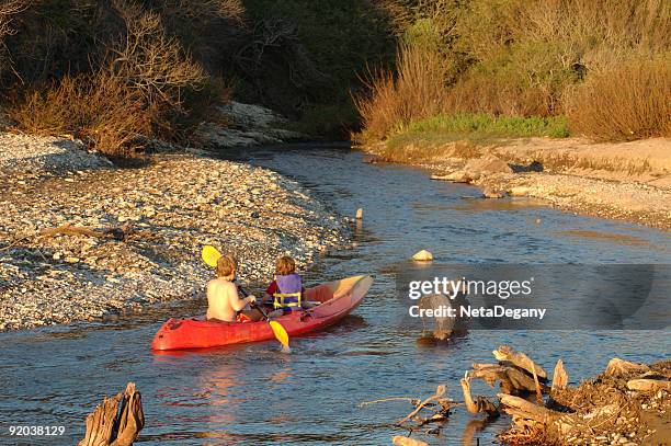 upriver dos niños en kayak - parque estatal de montaña de oro fotografías e imágenes de stock