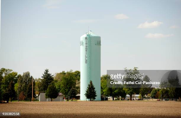 water tower at ritzville, washington, usa - water tower storage tank - fotografias e filmes do acervo