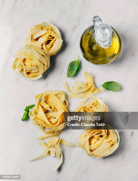 dry pasta - tagliatelle fotografías e imágenes de stock
