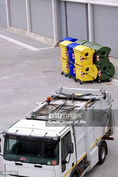 garbage truck and bin - dustbin lorry stock pictures, royalty-free photos & images