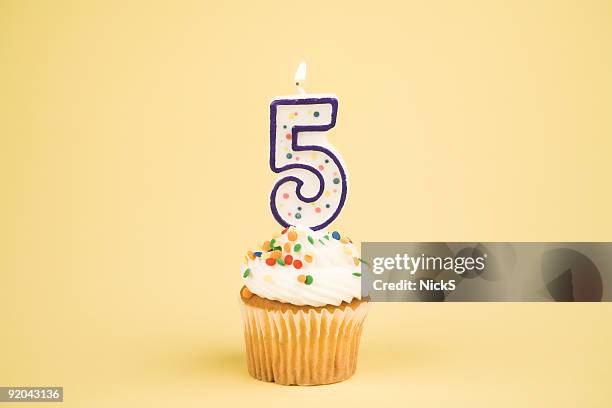 cupcake number series (5) - party of five bildbanksfoton och bilder