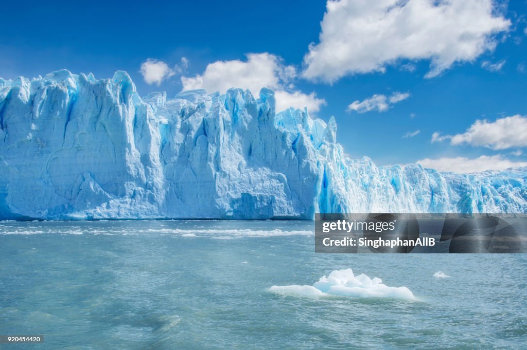 Perito moreno glacier sunny daytime