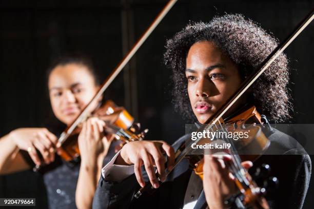 tonåringar som spelar violiner i konsert, fokusera på pojke - duett bildbanksfoton och bilder