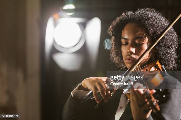 adolescent de race mixte jouant du violon - artiste musique photos et images de collection